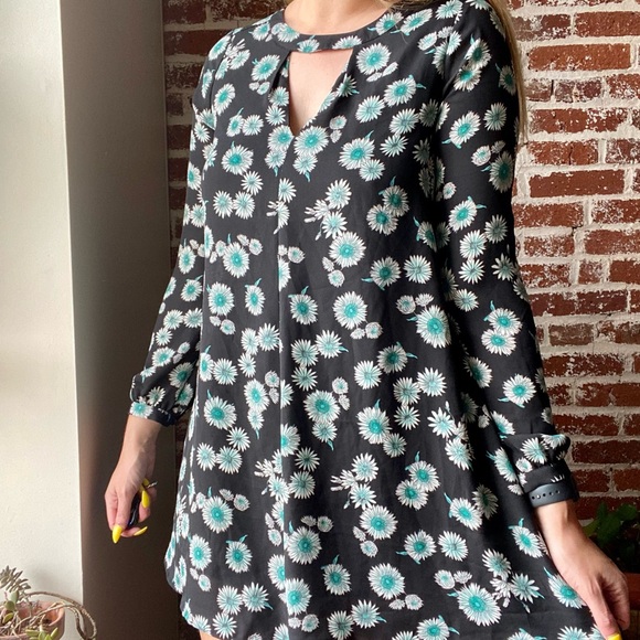 Express floral key hole dress - Picture 2 of 8